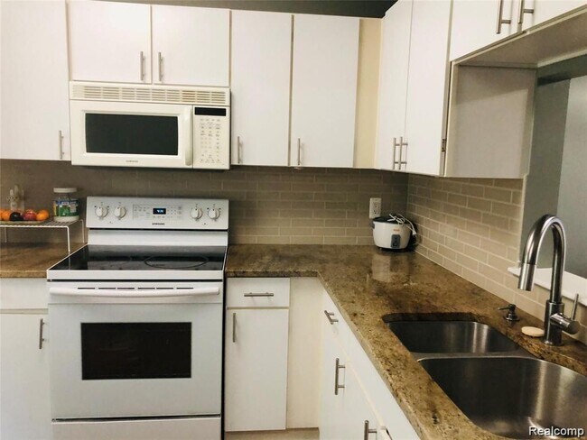 Building Photo - 41419 Cornell Dr