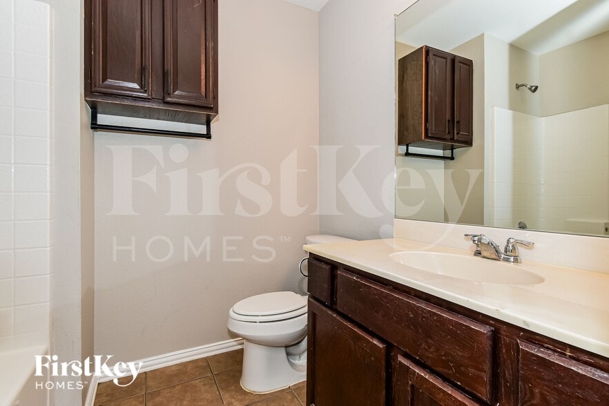 Building Photo - 1818 Willowbrook Dr