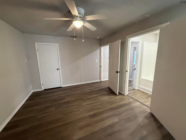 Building Photo - 1030 Wesley Dr