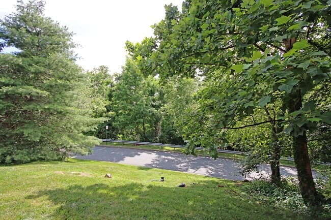 Building Photo - End-Unit Melbourne Park Townhome