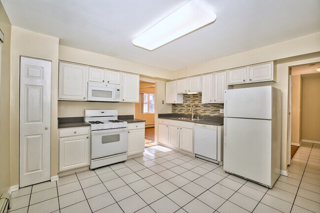 Building Photo - 1930 W Estes Ave