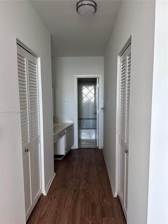 Building Photo - 300 Bayview Dr