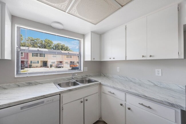 Building Photo - Renovated Town Home 2 bedroom 1.5 bath ** ...