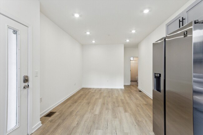 Building Photo - 1533 N Sydenham St