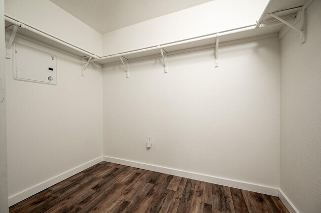 Building Photo - Updated 4BD/2BA Home Close to Airport, Tes...