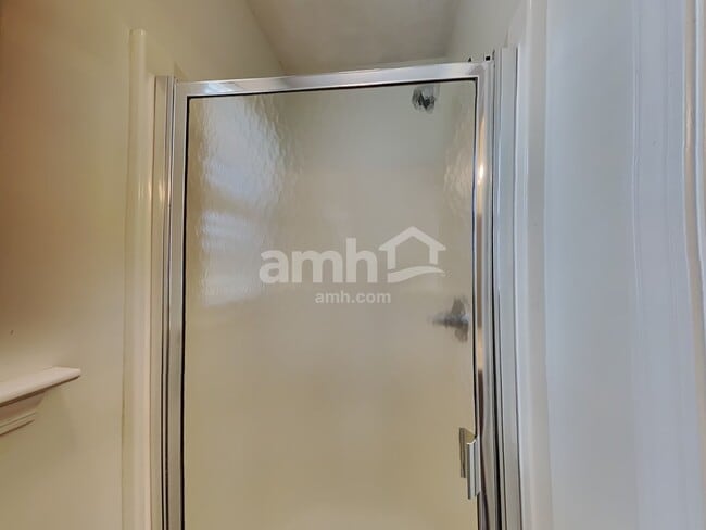 Building Photo - 204 Creekwood Dr