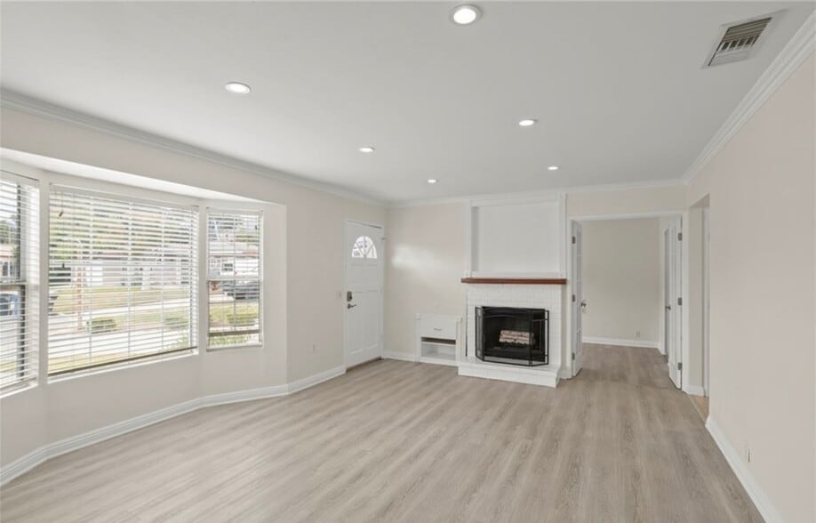 Building Photo - 204 W Linfield St