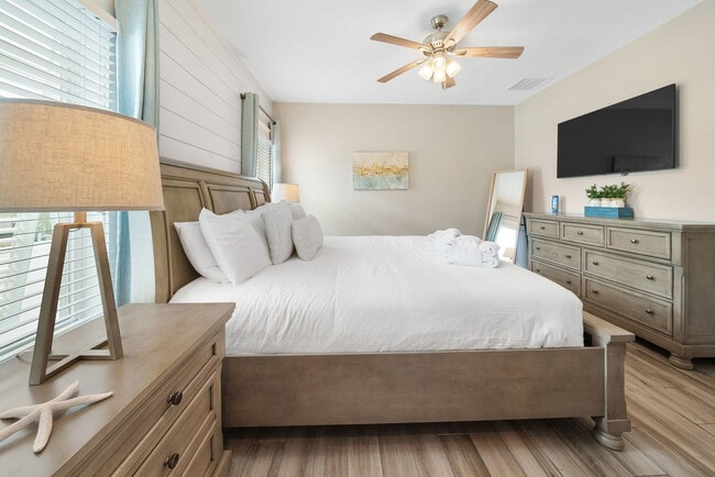 Building Photo - 121 Christmas Tree Ln