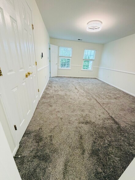Master bedroom - 5943 Roth Ct