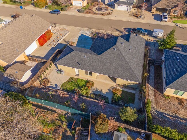 Building Photo - 3-bedroom, 2-bathroom home in great neighb...