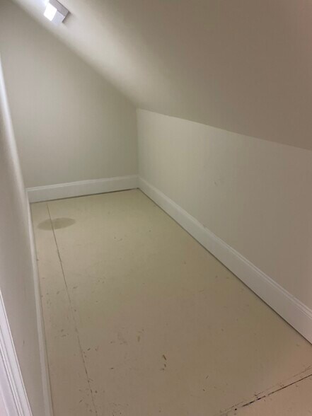 Building Photo - 18865 Bethpage Dr