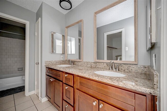 Building Photo - 13850 Walnut Hollow Ln