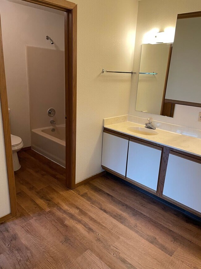 Building Photo - Four Bedroom Apartment