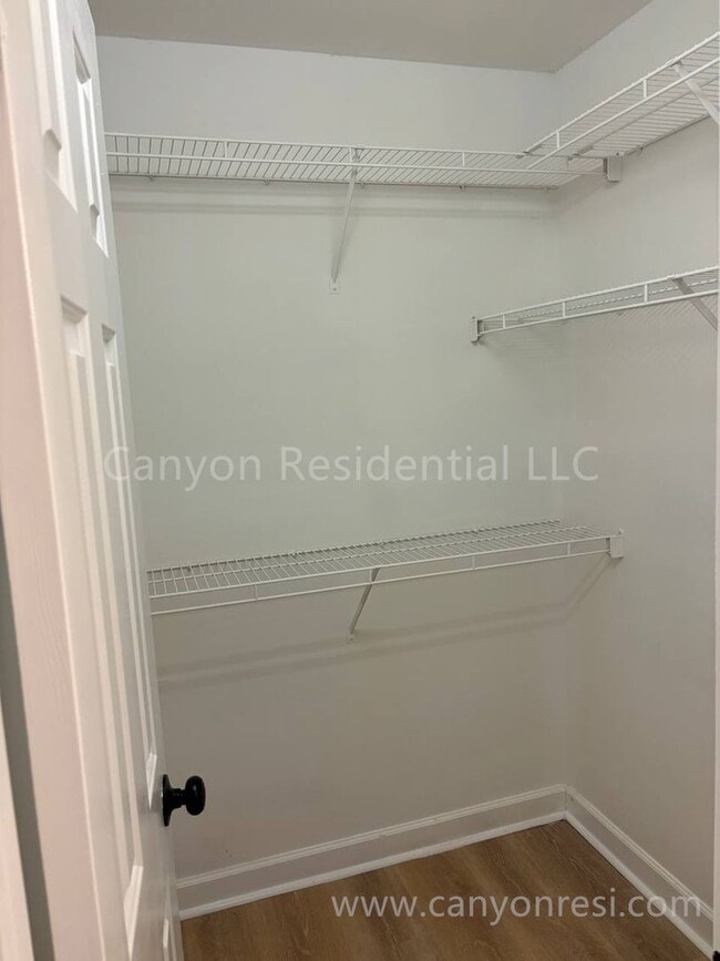 Building Photo - Stylish 3 Bed, 2 Bath Retreat: Modern Livi...