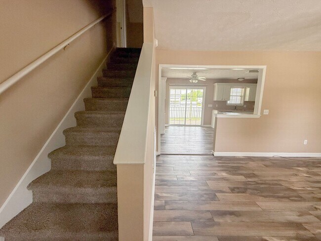 Building Photo - Pet-Friendly 3-Bedroom Home with Garage, Screened-In Porch & Spacious Bedrooms
