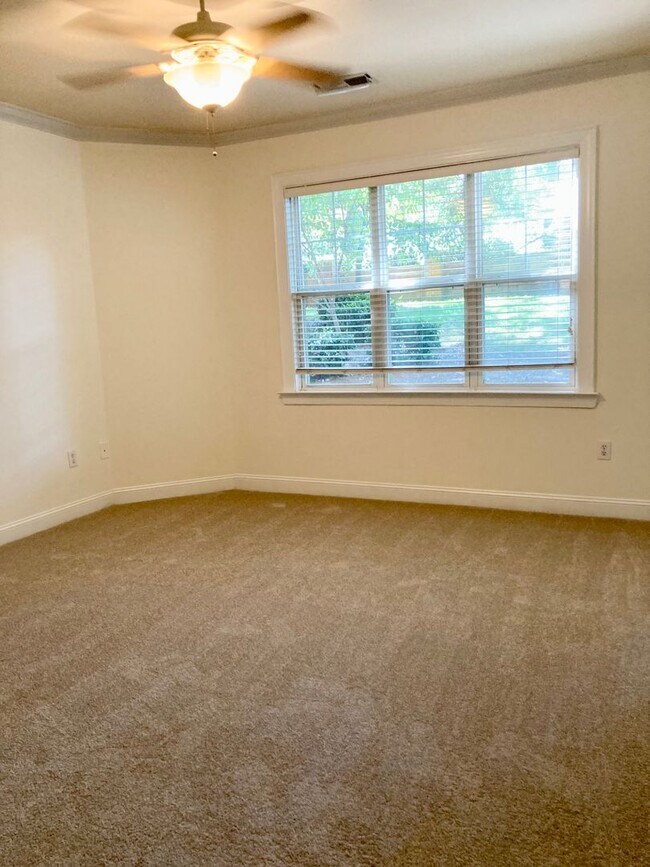 Building Photo - Renovated Southpark condo!