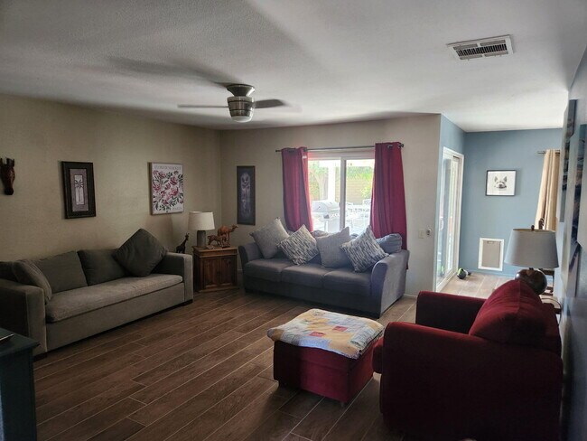 Building Photo - 43101 Balsam Ln