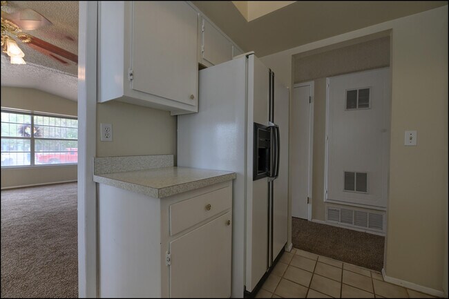 Building Photo - 4109 Roxbury Dr