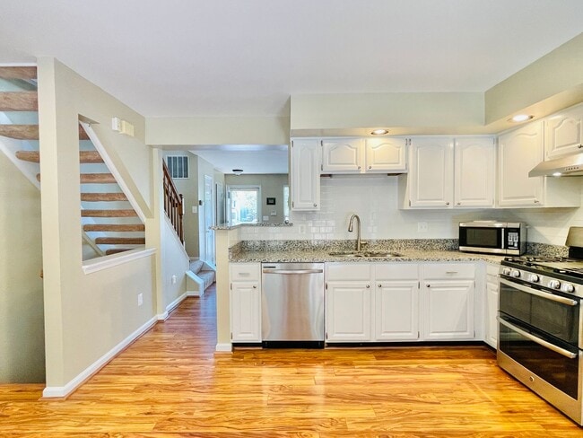 Building Photo - GORGEOUS TOWNHOUSE - MANASSAS