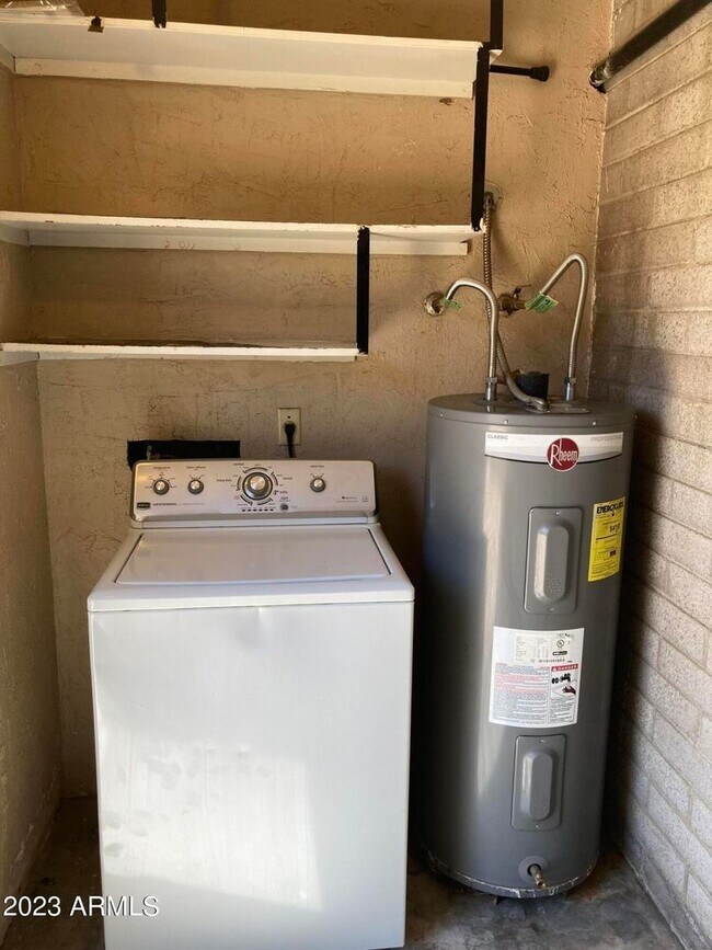 Building Photo - ***INCREDIBLE TOWNHOME with ALL appliances & water, sewer, trash INCLUDED!