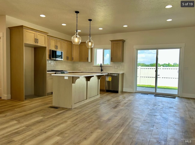 Building Photo - 1465 Mateo Ave