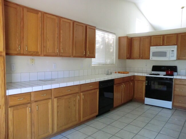 Building Photo - Silver Creek area. 4BD 2 BA. CLEAN,  NEWLY...