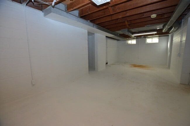 Building Photo - Cute Merle Hay Home!