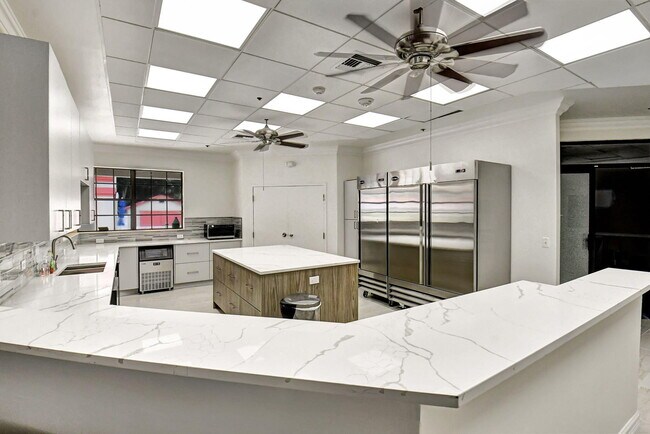 Building Photo - 7585 Lexington Club Blvd