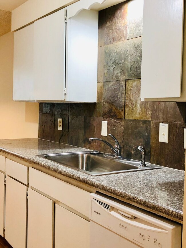 Building Photo - Beautiful and remodeled 1-Bedroom Apartmen...
