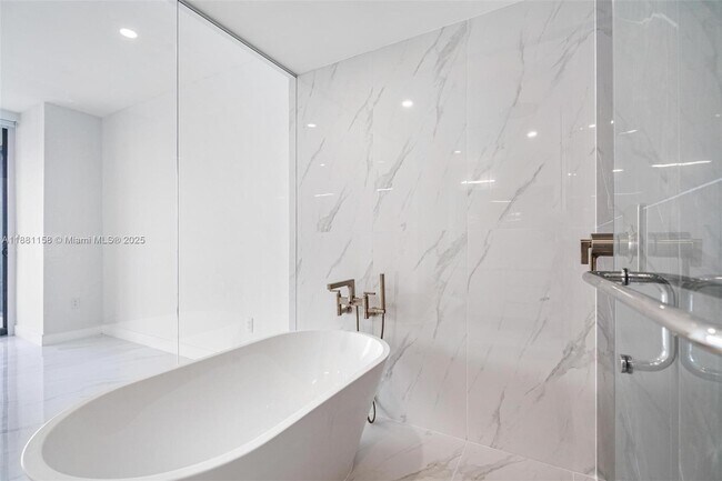 Building Photo - 700 NE 24th St