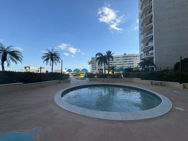 Building Photo - 7601 E Treasure Dr