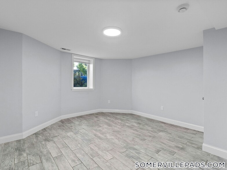 Building Photo - 98 Elm St