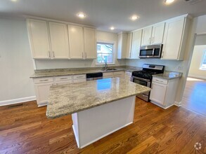 Building Photo - 3 bed, 2 bath in High Point Terrace with g...