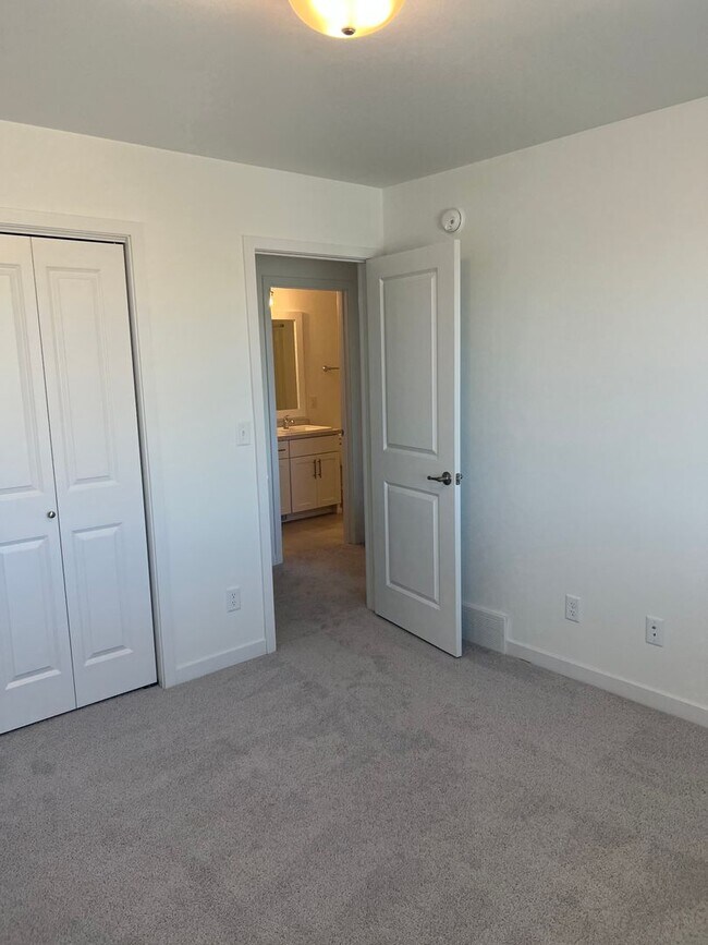 Building Photo - New 3 bedroom/2 bathroom house