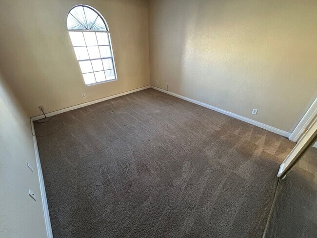 Building Photo - *** NEW YEAR WINTER WELOME DEAL!! $500 OFF FIRST MONTHS RENT IF MOVED IN 2 WEEKS!!***  CHARMING E...