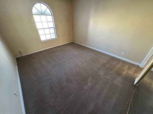 Building Photo - ***SPRING SPECIAL DEAL!! $600 OFF FIRST MONTHS RENT IF MOVED IN 2 WEEKS!!***  CHARMING EAST LAS V...