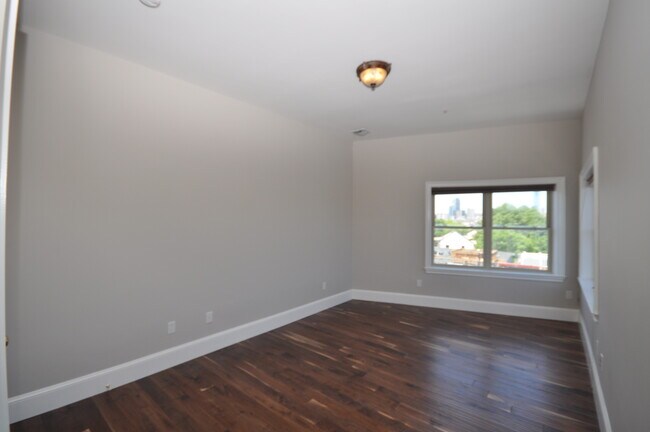 Building Photo - 120 W 7th St