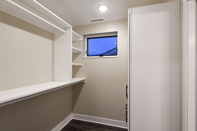 Building Photo - 888 Horse Ranch Dr