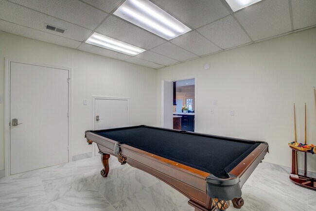 Building Photo - 8402 Columbia Dr