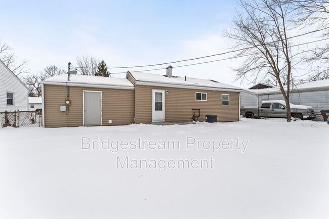 Building Photo - 230 Pat Ln