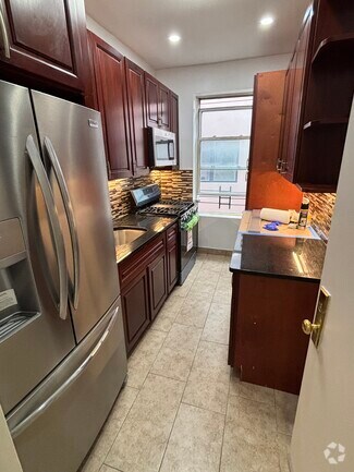 Building Photo - 608 E 96th St