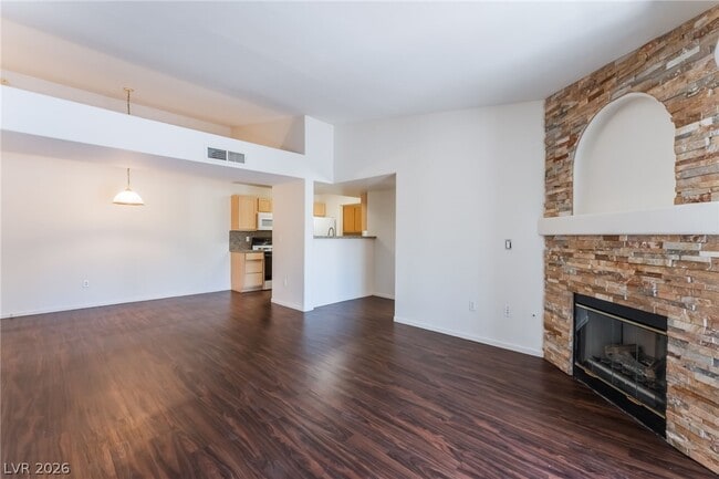 Building Photo - 950 Seven Hills Dr