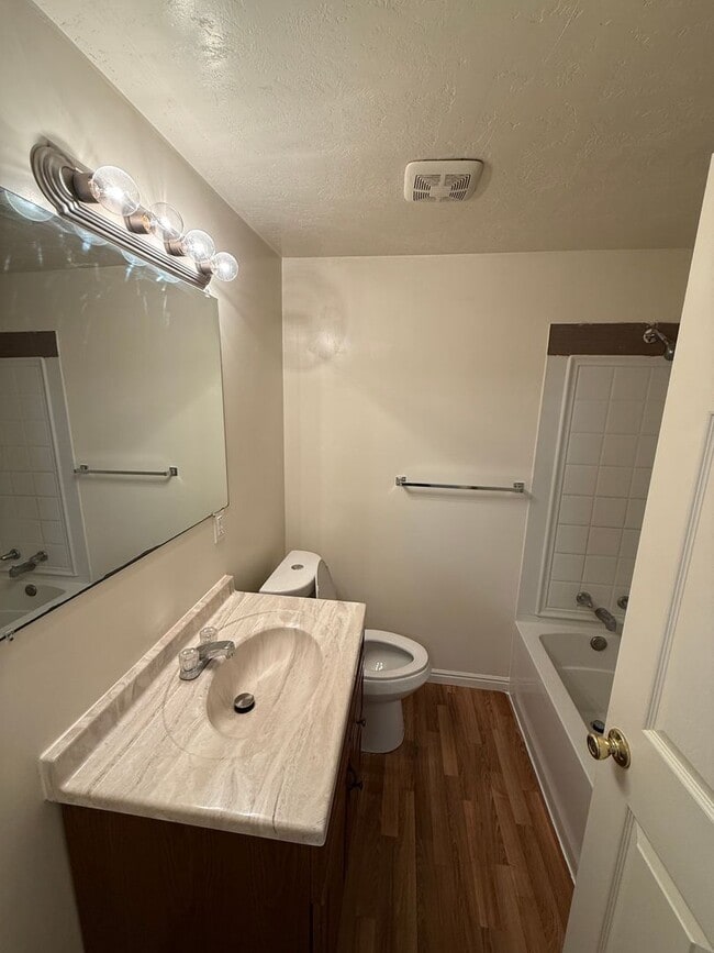 Building Photo - Beautiful 6 bedroom home!