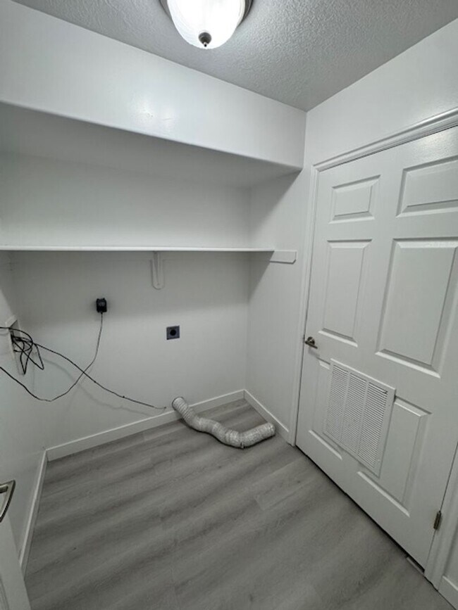 Building Photo - Sunshine & Savings: 2 Weeks Rent Free & $1...