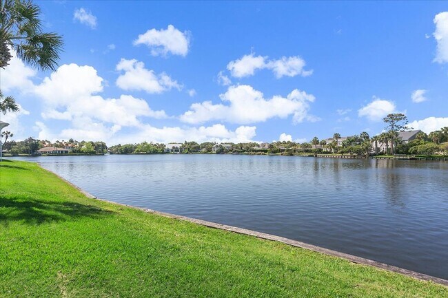 Building Photo - Fabulous Condo in The Pointe!