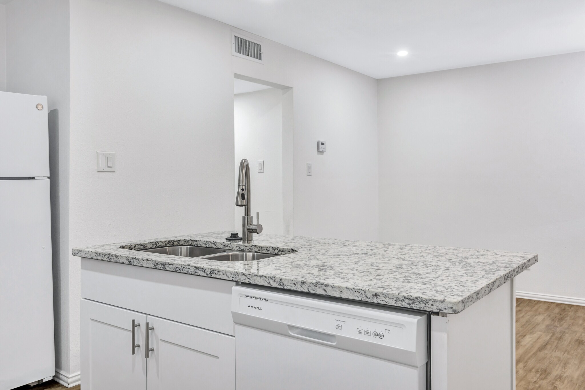 Building Photo - 901 Bessie St