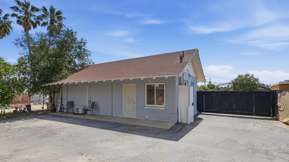 Guest house - 8647 Corbin Ave