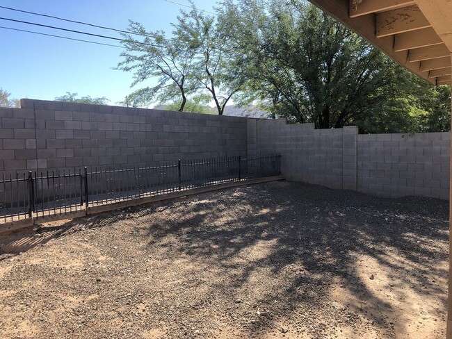 Building Photo - SPACIOUS 4 BED, 2 BATH HOME LOCATED NEAR B...