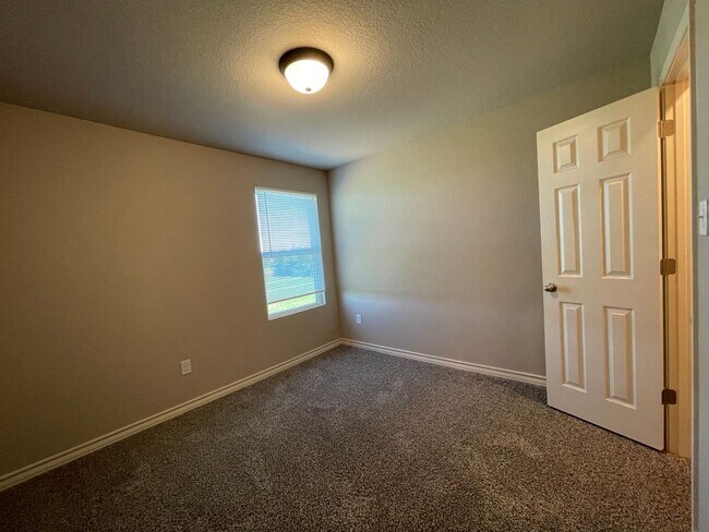 Building Photo - Townhome for rent