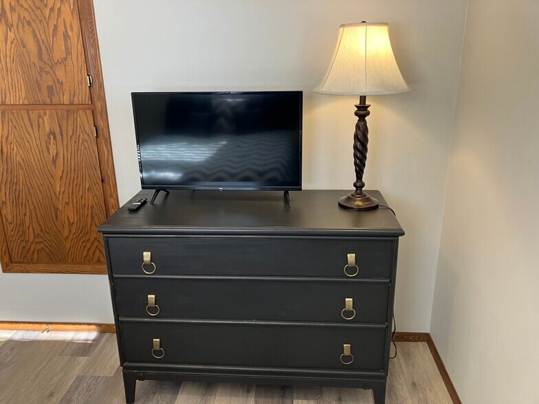 Roku TV, dresser - 1385 Maricopa Dr